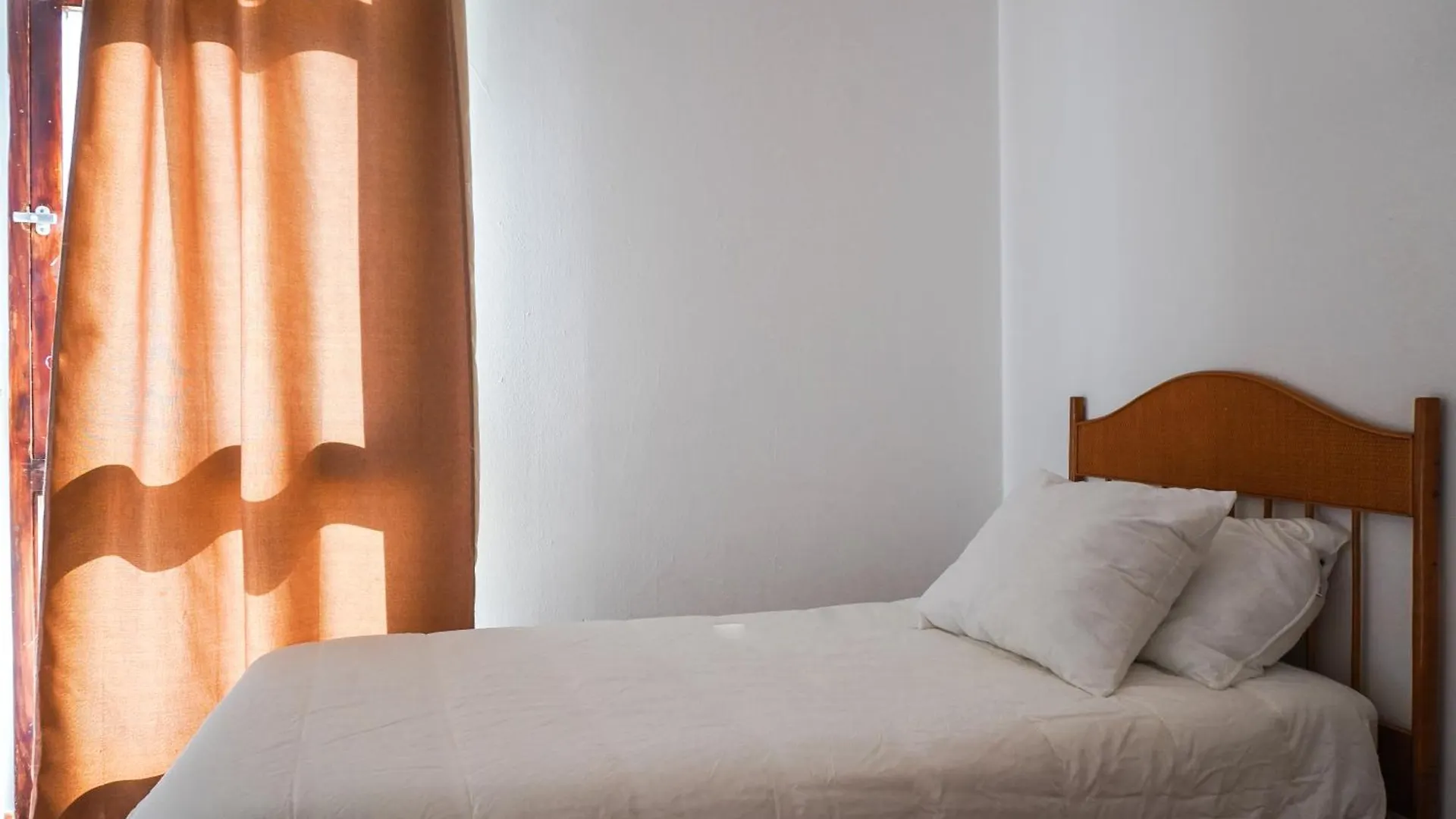 Blue Coast Apartment With Pool & Wifi Арона