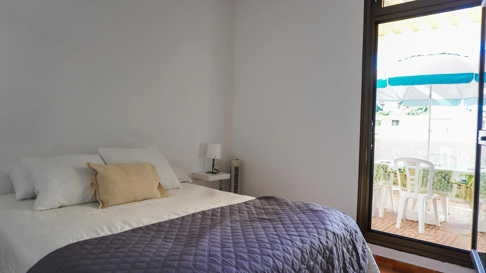 Blue Coast Apartment With Pool & Wifi Арона