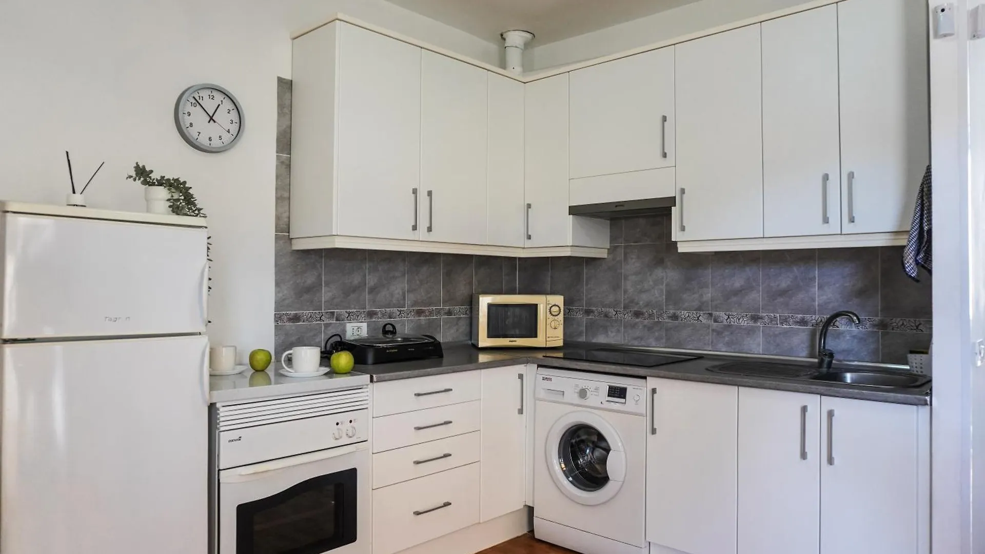 Blue Coast Apartment With Pool & Wifi Арона