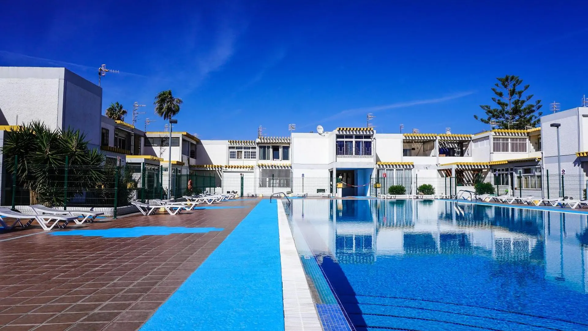 Blue Coast Apartment With Pool & Wifi Арона